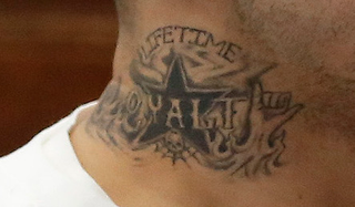 Illustration for article titled Looks Like Aaron Hernandez Got Himself A Bloods Tattoo